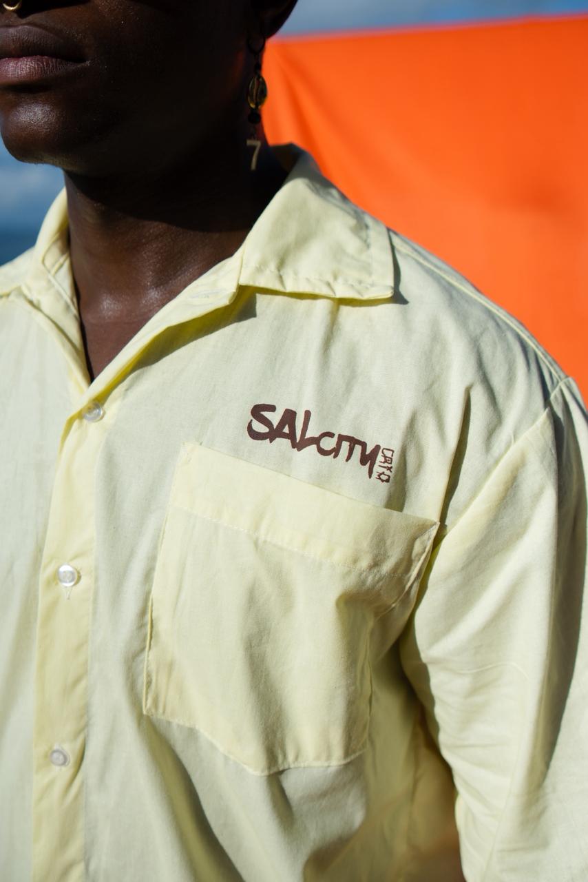 Camisa de botão manteiga